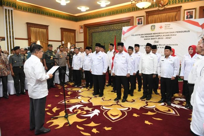 Ketua Umum Palang Merah Indonesia (PMI) H.M. Jusuf Kalla melantik Endy Maulidi sebagai Ketua Dewan Kehormatan PMI Provinsi Kepri periode Masa Bhakti 2022-2027 di Gedung Daerah, Tanjungpinang, Kamis (19/1) F,Diskominfo Kepri