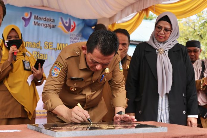 Gubernur Kepri Ansar Ahmad resmikan ruang praktek Siswa (RPS) jurusan Teknik Kendaraan Ringan Otomotif SMK Negeri 1 Binut, Selasa (14/2) F,Diskominfo Kepri