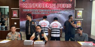 Dua Sindikat PMI Ilegal Ditangkap Saat Hendak Berangkatkan 4 Calon PMI Ilegal Dir Reskrimum Polda Kepri Kombes Pol Jefri Ronal Parulian Siagian, Sabtu (4/2) melaksanakan konferensi pers terkait penangkapan sindikat PMI ilegal Jumat (3/2) kemarin di Pelabuhan Ferry Internasional Harbourbay. F,Polda Kepri