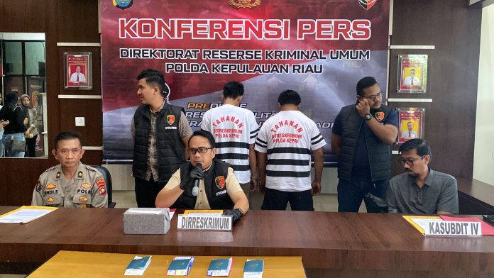 Dir Reskrimum Polda Kepri Kombes Pol Jefri Ronal Parulian Siagian, Sabtu (4/2) melaksanakan konferensi pers terkait penangkapan sindikat PMI ilegal Jumat (3/2) kemarin di Pelabuhan Ferry Internasional Harbourbay. F,Polda Kepri