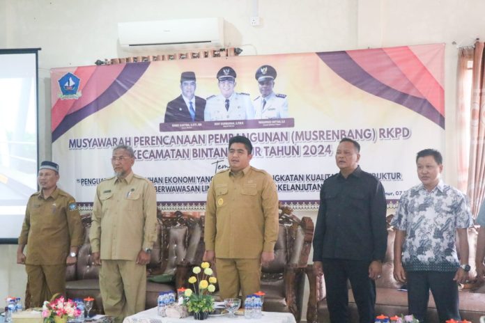 Bupati Bintan, Roby Kurniawan membuka kegiatan Musyawarah Perencanaan Pembangunan (Musrenbang) Tingkat Kecamatan Bintan Timur Tahun 2023 di Aula Kantor Camat Bintan Timur, Selasa (7/2) pagi F,Pemkab Bintan