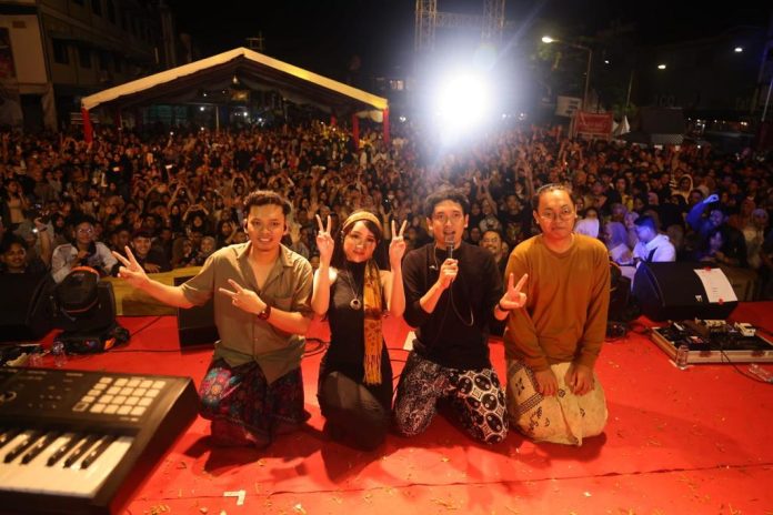 Penampilan Soegi di Tanjungpinang dipadati ribuan penonton untuk mendengarkan iringan lagu dari grup musik asal Semarang yang beranggotakan Fanny Soegiarto (vokal), Aditya Ilyas (gitar), dan Bagas Prasetyo (gitar), Jumat (3/2) F,Diskominfo Kepri