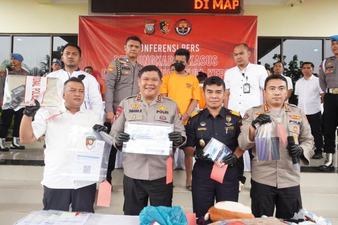 Polda Kepri berhasil mengungkap kasus ilegal penerbitan sertifkat vaksin. Kapolda Kepri Irjen Pol. Drs. Tabana Bangun, Rabu (15/2) mengatakan awal pengungkapan praktik sindikat pembuatan sertifikat vaksinasi tidak sesuai prosedur itu diungkap Subdit 5 Ditreskrimsus Polda Kepri F,Polda Kepri