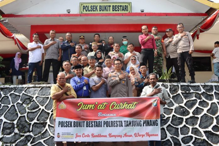 Kegiatan Jumat Curhat antara warga Bukit Bestari bersama Polsek Bukit Bestari di Mako Polsek Bukit Bestari Jalan Mt Haryono, Kota Tanjungpinang, Jumat (03/02) F,Polresta Tanjungpinang