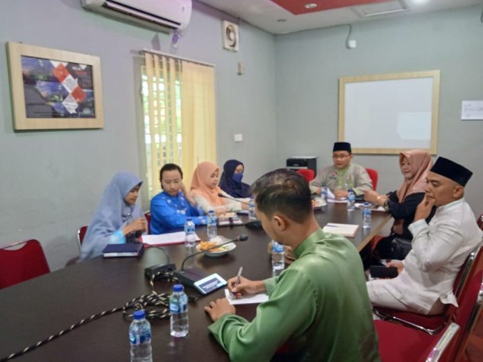 Bappelitbang Tanjungpinang, Diskominfo Tanjungpinang beserta BPS Tanjungpinang menggelar rapat pembahasan satu data Indonesia di Bappelitbang pada Jumat (24/2) F,Pemko Tanjungpinang