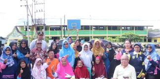 Peringati Ulang Tahun Posyandu Lansia, Wali Kota Rahma Harap Kaula Muda Bisa Tiru Pola Hidup Sehat Wali Kota Tanjungpinang, Rahma menghadiri peringatan hari ulang tahun Posyandu Lansia MULIA disejalankan dengan pengukuhan pengurus posyandu di lapangan serbaguna Senggarang, Kamis, (9/2) F,Pemko Tanjungpinang