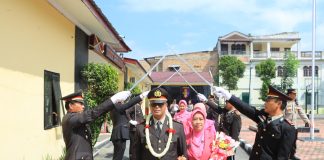 Wakapolres Samosir Kompol Togap Marusor Masuki Masa Purna Bakti Wakapolres Samosir, Kompol Togap Marhusor Lumban Tobing, dan Kasat Binmas Polres Samosir, AKP Catur Haryadi melaksanakan upacara pelepasan Wisuda Purna Bhakti Personil Polres Samosir di Mako Polres Samosir, Selasa (28/02) F,Polres Samosir