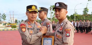 Dua Personil Polres Bintan dapat Penghargaan dari Kapolres Bintan Dua orang personil Polres Bintan mendapat penghargaan dari Kapolresta Bintan, AKBP Riky Iswoyo, Rabu (8/2) F,Polresta Bintan