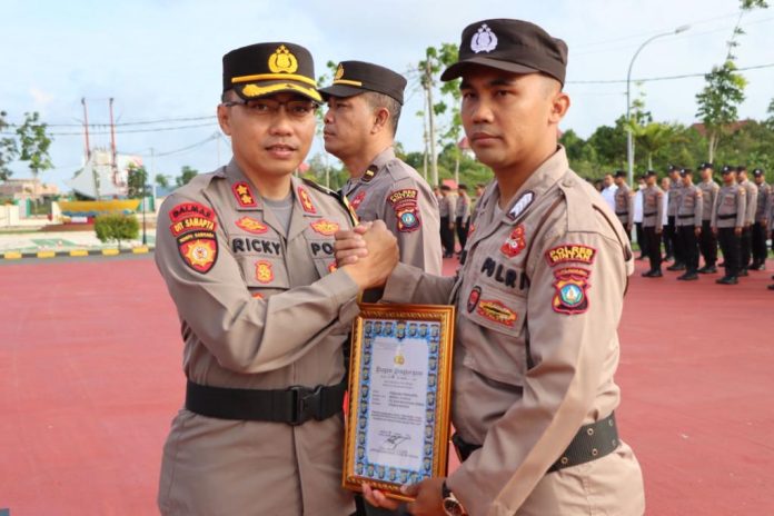 Dua orang personil Polres Bintan mendapat penghargaan dari Kapolresta Bintan, AKBP Riky Iswoyo, Rabu (8/2) F,Polresta Bintan
