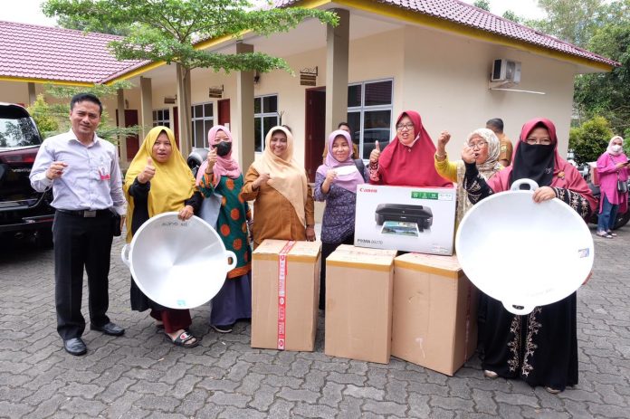 Wali Kota Tanjungpinang Hj. Rahma, S.IP, MM. Sejak tahun 2021, Rahma mulai menyalurkan berbagai bantuan kepada para pelaku UMKM dan IKM F,Pemko Tanjungpinang