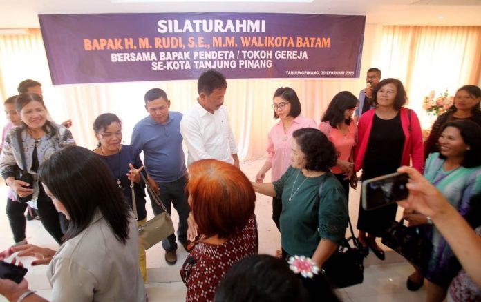 Ikatan Pendeta Menetap Batam (IPMB) melakukan pertemuan dengan Wali Kota Batam, Senin (20/2). Ikatan Pendeta Menetap Batam (IPMB) sangat mengapresiasi jiwa toleransi dan kepedulian yang diberikan Rudi kepada para pendeta. F,Pemko Batam