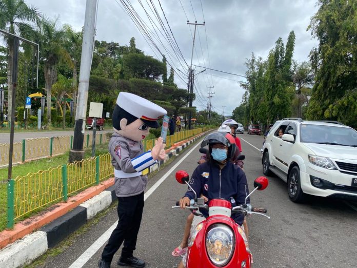 Satlantas Polresta Tanjungpinang menggelar kampanye keselamatan berlalu lintas sekaligus bagikan stiker himbauan kepada para pengendara di Traffic Light Pamedan, Kota Tanjungpinang, Sabtu (11/2) F,Polresta Tanjungpinang