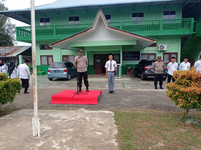 Kasat Binmas Polresta Tanjungpinang Akp Narsanta, saat menjadi Inspektur upacara di sekolah yang beralamat di Jalan Raja Ali Haji Kota Tanjungpinang tersebut, Senin (27/02) F,Polresta Tanjungpinang