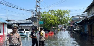 Polres Bintan Langsung Terjunkan Personil Bantu Warga Terkena Banjir Rob di Bintan Utara Banjir rob yang kembali terjadi di beberapa titik wilayah Kecamatan Bintan Utara membuat beberapa tempat tergenang, Rabu (22/2) F,Polres Bintan