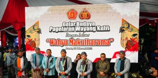 Kapolri dan Panglima TNI Sepakat Lestarikan Budaya Wayang Kulit, Kapolri Jenderal Listyo Sigit Prabowo, Panglima TNI Laksamana Yudo Margono dan seluruh Kepala Staf TNI menghadiri pagelaran budaya wayang kulit dengan Lakon Wahyu Makutharama di Lapangan Bhayangkara, Jakarta Selatan, Jumat, (3/2) malam F,humas Polri