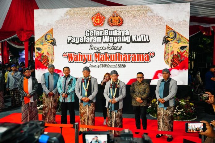 Kapolri Jenderal Listyo Sigit Prabowo, Panglima TNI Laksamana Yudo Margono dan seluruh Kepala Staf TNI menghadiri pagelaran budaya wayang kulit dengan Lakon Wahyu Makutharama di Lapangan Bhayangkara, Jakarta Selatan, Jumat, (3/2) malam F,humas Polri