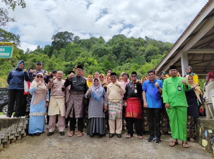 Wali Kota Tanjungpinang, Rahma, membuka Musrenbang tingkat Kelurahan Kampung Bugis di kawasan Agrowisata Bukit Manuk, Jumat (10/2) F,Pemko Tanjungpinang