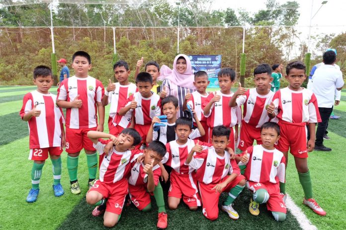 Wali Kota Tanjungpinang, Rahma membuka turnamen Minisoccer KU 8-10 & KU 11-12 SSB Mabrur Pratama ke 1 tahun 2023 di lapangan Mabrur Pratama Minisoccer, Kecamatan Tanjungpinang Timur, Sabtu (11/2) F,Pemko Tanjungpinang