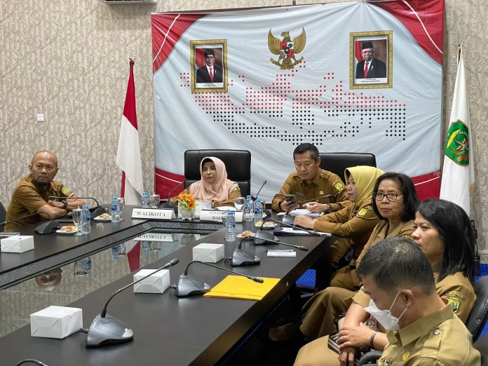 Wali Kota Tanjungpinang Hj. Rahma saat mengikuti Rapat Koordinasi Nasional Pengendalian Inflasi Tahun 2023 yang dilaksanakan secara daring yang diikuti dipimpin Mendagri, Tito Karnavian dan dikuti seluruh stake holder pengendalian inflasi tingkat nasional, Senin (13/2) F, Pemko Tanjungpinang