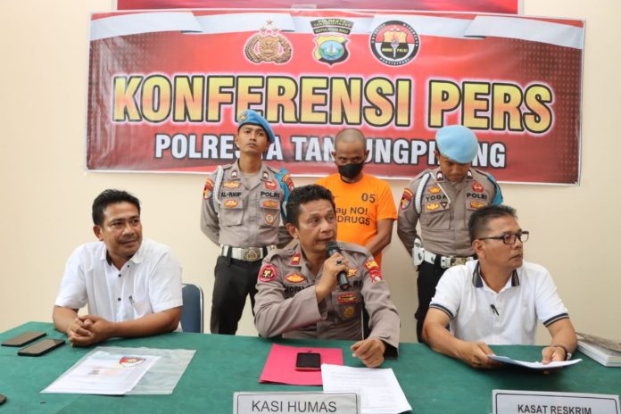 Kasi Humas Polresta Tanjungpinang Iptu Giovany Casanova pada saat Konferensi Pers mengungkapkan Satreskrim) Polresta Tanjungpinang, menangkap seorang pelaku penyelundupan pekerja migran indonesia (PMI) Ilegal di pelabuhan internasional Sri Bintan Pura, Kota Tanjungpinang, Kepulauan Riau (Kepri). Senin (13/2) F, Polresta Tanjungpinang