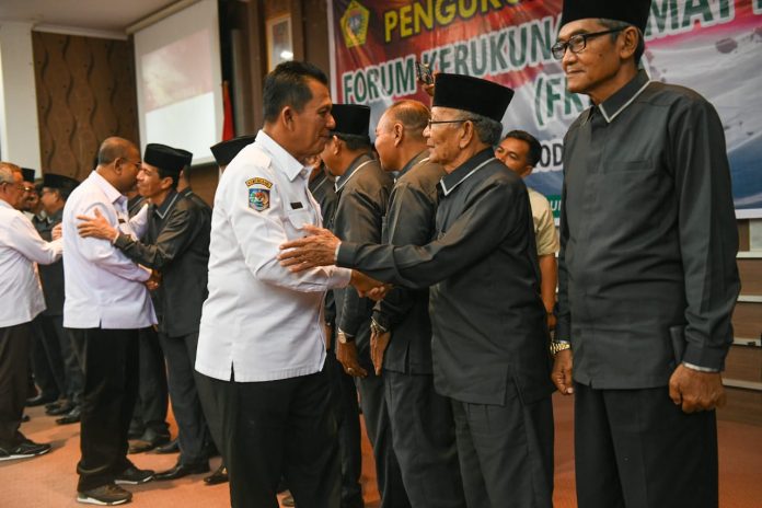 Gubernur Kepulauan Riau H. Ansar Ahmad memberi selamat kepada Pengurus Forum Kerukunan Umat Beragama (FKUB) Kabupaten Karimun periode 2022-2027 yang dilantij di Aula Kantor Bupati Karimun, Gedung Nilam Sari, Rabu (15/02) F, Diskominfo Kepri