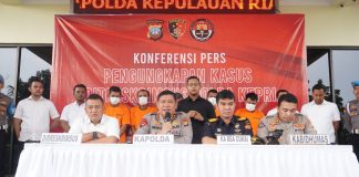 Lima Orang Penambang Biji Timah Ilegal di Lingga Ditangkap Polisi Kapolda Kepri Irjen Pol Drs Tabana Bangun memimpin konferensi Pers di Polda Kepri, Rabu (15/2). Lima orang penambang biji timah ilegal di Kampung Boyan Desa Batu Berdaun Kec. Singkep Kabupaten Lingga ditangkap Subdit IV Ditreskrimsus Polda Kepri F, Polda Kepri