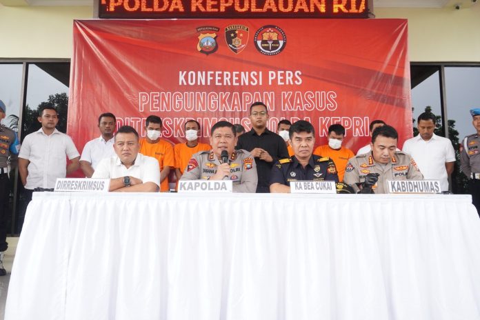 Kapolda Kepri Irjen Pol Drs Tabana Bangun memimpin konferensi Pers di Polda Kepri, Rabu (15/2). Lima orang penambang biji timah ilegal di Kampung Boyan Desa Batu Berdaun Kec. Singkep Kabupaten Lingga ditangkap Subdit IV Ditreskrimsus Polda Kepri F, Polda Kepri