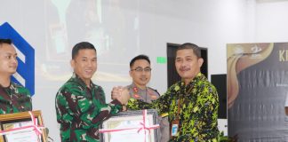 Kodim 0315/Tanjungpinang Terima Penganugerahan KPPN Tanjungpinang Award Tahun 2022 Komandan Kodim (Dandim) 0315 F, Pendim 0315/Tanjungpinang Kolonel Inf Tommy Anderson, M.PICT menerima penganugerahan KPPN Tanjungpinang Award atas kinerja pelaksanaan anggaran tahun 2022 yang digelar di Aula Lantai IV Gedung Kanwil Ditjen Perbendaharaan (DJP) Kepri, Pulau Dompak, kota Tanjungpinang, Kamis (16/2)