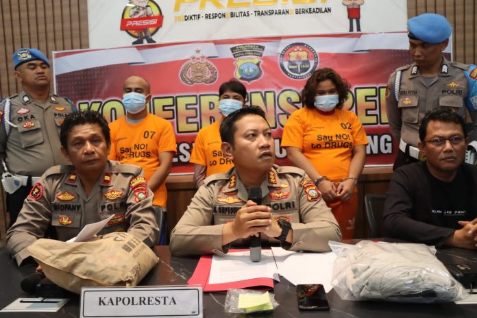 Kapolresta Tanjungpinang Kombes Pol H Ompusunggu saat menggelar konferensi pers terkait prostitusi anak di bawah umur di Mapolresta Tanjungpinang, Jumat (24/2) F,Polresta Tanjungpinang