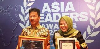 Awal Tahun Wagub Marlin & HMR Borong Penghargaan; Kepemimpinan & Pendidikan Wagub Marlin dan suami, Wali Kota Batam/Kepala BP Batam H Muhammad Rudi (HMR), berfoto sebelum memasuki ruang acara Asia Leader Awards, di Trans Resort Bali, Seminyak, Kabupaten Badung, Provinsi Bali, Jumat, 24 Februari 2023 pukul 19.00 WIT. Keduanya menerima penghargaan bergengsi dalam ajang tersebut F, Pemko Batam