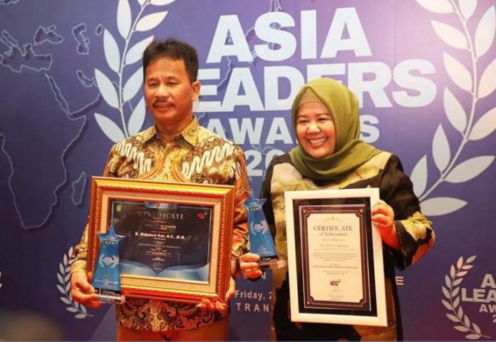 Wagub Marlin dan suami, Wali Kota Batam/Kepala BP Batam H Muhammad Rudi (HMR), berfoto sebelum memasuki ruang acara Asia Leader Awards, di Trans Resort Bali, Seminyak, Kabupaten Badung, Provinsi Bali, Jumat, 24 Februari 2023 pukul 19.00 WIT. Keduanya menerima penghargaan bergengsi dalam ajang tersebut F, Pemko Batam