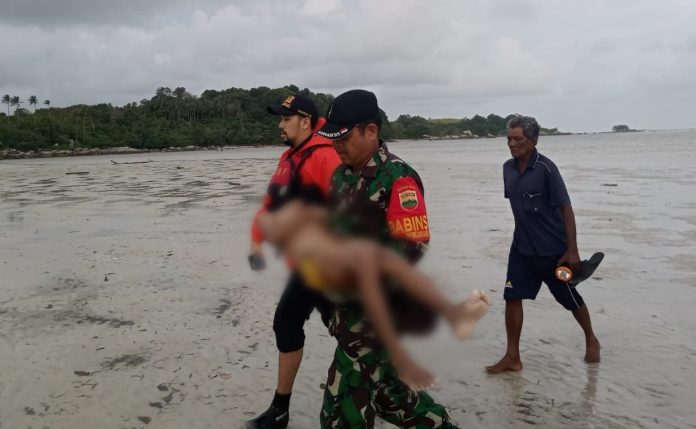 Babinsa Pengudang Koramil 03/0315 Tanjungpinang Sertu Abdi Supriyadi mengevakuasi seorang anak menjadi tenggelam di Pesisir Pantai Senggiling Desa Pengudang, Kabupaten Bintan, Sabtu (25/2) F,Pendim0315