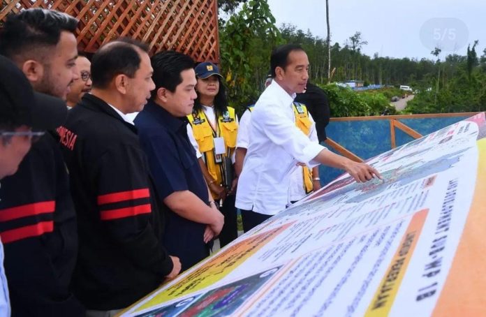 Presiden Jokowi meninjau kawasan 1B, Ibu Kota Nusantara, Kabupaten Penajam Paser Utara, Jumat (24/2) F,PSSI