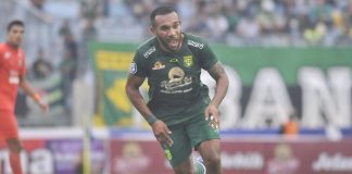 Permainan Rumere Curi Perhatian Asisten Pelatih Persebaya Tampil sebagai pemain depan, Pemain Persebaya Michael Bonjozi Rumere dapat acungan jempol dari Asisten pelatih Persebaya, Mustaqim f,LIB