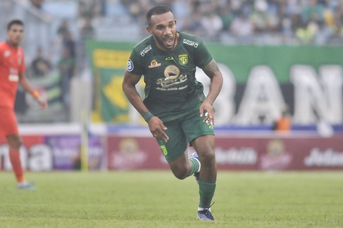 Tampil sebagai pemain depan, Pemain Persebaya Michael Bonjozi Rumere dapat acungan jempol dari Asisten pelatih Persebaya, Mustaqim f,LIB