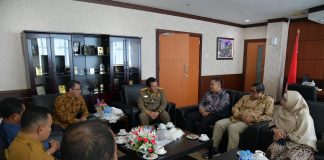 Dikunjungi Bawaslu Kepri, Ansar Harap Bisa Antisipasi Money Politic dalam Pilkada 2024 Komisioner Badan Pengawas Pemilu (Bawaslu) Kepulauan Riau mengunjungi Gubernur Kepri, Ansar Ahmad di Kantor Perwakilan Gubernur Kepri Lt 7 Graha Kepri Kota Batam, Senin (6/2) F,Diskominfo Kepri