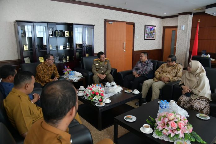 Komisioner Badan Pengawas Pemilu (Bawaslu) Kepulauan Riau mengunjungi Gubernur Kepri, Ansar Ahmad di Kantor Perwakilan Gubernur Kepri Lt 7 Graha Kepri Kota Batam, Senin (6/2) F,Diskominfo Kepri