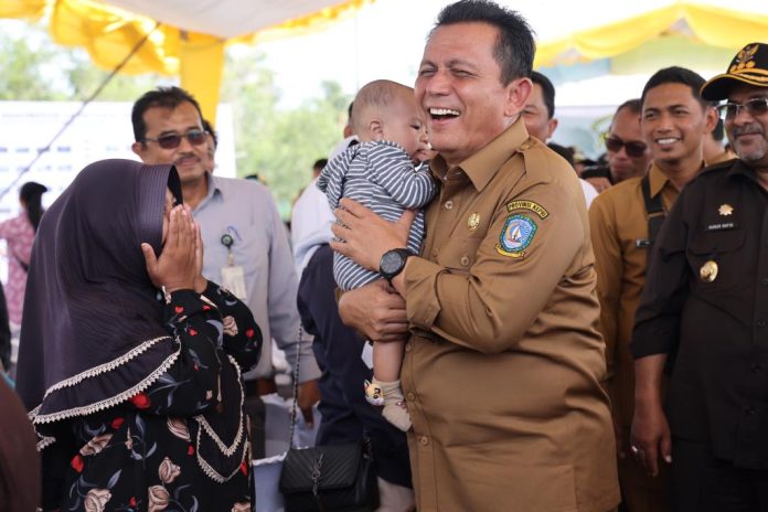 Gubernur Kepri Ansar Ahmad tertawa lepas saat menggendong salah satu bayi di salah satu acara beberapa waktu lalu. Tahun 2022 pertumbuhan ekonomi Kepri tercatat yang tertinggi jika ibandingkan dengan 7 tahun terakhir. Pertumbuhan ekonomi Kepri tahun 2022 tumbuh sebesar 5,09 persen. F,Diskominfo Kepri