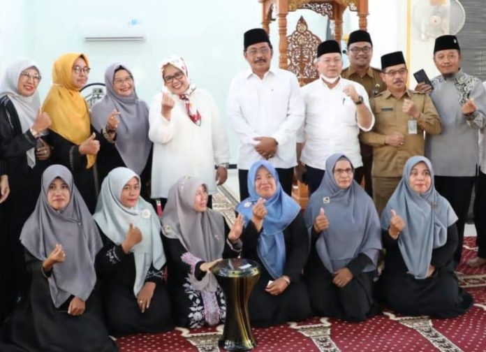 Wagub Marlin, bersama Nurdin Basirun, foto bersama di sela menghadiri acara silaturahmi di Masjid Alfalah, Seipasir, Meral, Kabupaten Karimun, Selasa (21/2/2023) F, Diskominfo Kepri