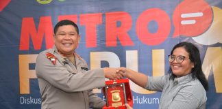 Kapolda Kepri Kunjungi Sejumlah Media di Batam Kapolda Kepri Irjen Pol Drs. Tabana Bangun bersama sejumlah pejabat Polda Kepri mengunjungi Kantor Media Massa Posmetro Batam dan Gedung Graha Pena Batam Centre Kota Batam, Kamis (2/2) F,Polda Kepri