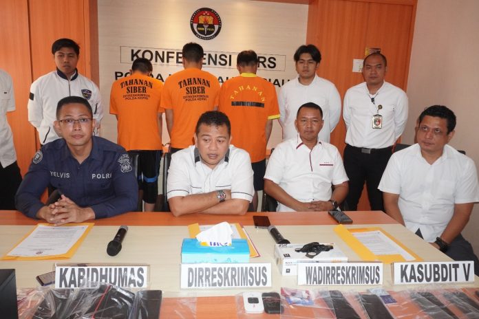 Dirreskrimsus Polda Kepri Kombes Pol. Nasriadi, mengatakan Tim Subdit V Siber Ditreskrimsus Polda Kepri berhasil menangkap tiga orang tersangka judi online jaringan internasional saat konferensi pers di ruang media center Bidhumas Polda Kepri, Rabu (1/2) F,Polda Kepri