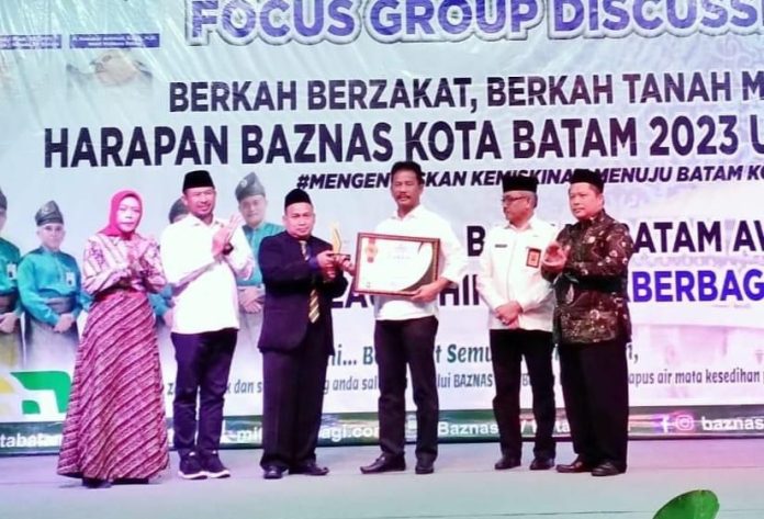 Wali Kota Batam H Muhammad Rudi (HMR), mendapat penghargaan sebagai Pemimpin Pendukung Gerakan Zakat Kota Batam Tahun 2022 yang diberikan dalam acara puncak Hari Ulang Tahun (HUT) Ke-22 BAZNAS Kota Batam yang digelar di Ballroom C Golden Prawn, Bengkong, Kota Batam, Selasa (14/2) F,Pemko Batam