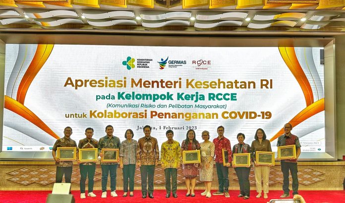 Menteri Kesehatan, Budi Gunadi Sadikin memberi penghargaan khusus kepada Asosiasi Media Siber Indonesia (AMSI) atas kontribusi dan kolaborasinya dalam penanganan pandemi covid-19 di Jakarta, Rabu (1/2) F,AMSI