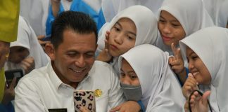 Gubernur Ansar Minta Semua Anak Sekolah Jangan Pernah Sakiti Hati Guru Gubernur Kepri, Ansar Ahmad meminta murid sekolah jangan pernah menyakiti hati guru. Hal itu disampaikan Ansar saat berkunjung ke SMK Ibnu Sina, Batam, Jumat (10/2) F,Diskominfo Kepri