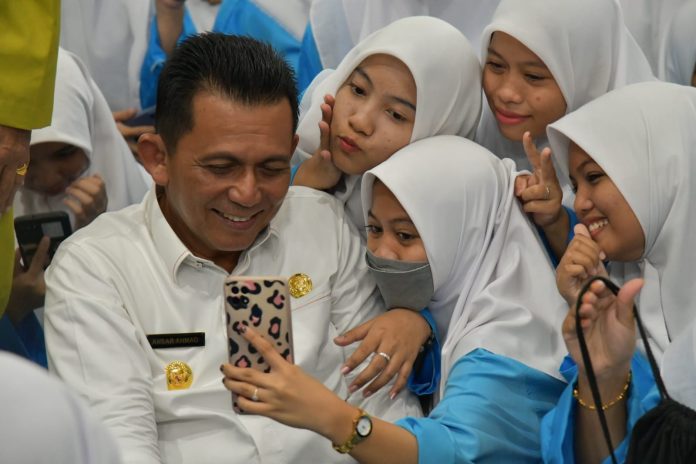 Gubernur Kepri, Ansar Ahmad meminta murid sekolah jangan pernah menyakiti hati guru. Hal itu disampaikan Ansar saat berkunjung ke SMK Ibnu Sina, Batam, Jumat (10/2) F,Diskominfo Kepri