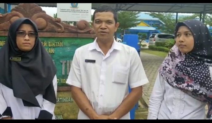 Kepala SD 002 Bintan Timur, Kabupaten Bintan, Nalser Hilal mengatakan bahwa informasi yang beredar luas di masyarakat terkait informasi adanya penculikan di SD 002 Bintan Timur, Rabu (1/12) tidak benar adanya F,tangkapan layar