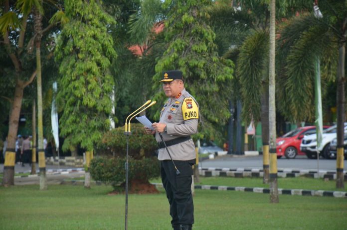 Kapolda Kepri Irjen Pol Drs Tabana Bangun memimpin langsung apel gelar pasukan operasi keselamatan Seligi - 2023 di Lapangan Upacara Polda Kepri pada hari Selasa (07/02) F,Polda Kepri