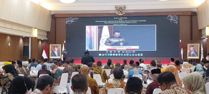 Ketua DPRD Kepri Jumaga Nadeak didaulat memberi sambutan mewakili Ketua DPRD se-Jawa dan se-Sumatera. Pertemuan ini sempena Entry Meeting Atas Pemeriksaan Laporan Keuangan Kementerian/Lembaga dan Pemerintah Daerah Tahun 2022 F,DPRD Kepri