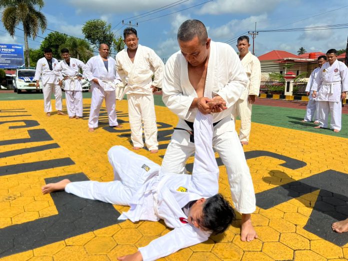 Para personel Polresta Tanjungpinang menggelar kegiatan latihan bela diri di lapangan apel Mapolresta Tanjungpinang, Selasa (21/02) F,Polresta Tanjungpinang