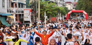 Sebelum Diresmikan, Gubernur Ansar Senam Sehat Bersama Ratusan Anak Sekolah di Kawasan Flyover Basuki Rahmat Gubernur Kepulauan Riau H. Ansar Ahmad didampingi Ketua TP-PKK Provinsi Kepulauan Riau Hj. Dewi Kumalasari Ansar turut ikut melakukan senam bersama warga dan siswa-siswi SMA di Kawasan Flyover, Simpang Ramayana, Dompak, Tanjungpinang, Jumat (3/2) F,Diskominfo Kepri